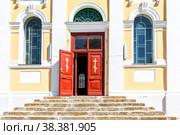 Entrance to the Cathedral of the Beheading of John the Baptist in Zaraysk, Russia (2021 год). Стоковое фото, фотограф FotograFF / Фотобанк Лори