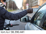 Мотоциклист стучит перчаткой в окно автомобиля. Стоковое фото, фотограф Кекяляйнен Андрей / Фотобанк Лори