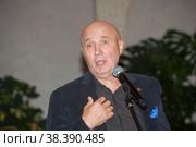 Выступает Николай Лукинский, российский артист разговорного жанра, юморист, пародист, актёр театра и кино, телеведущий (2022 год). Редакционное фото, фотограф Малышев Андрей / Фотобанк Лори