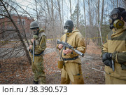 Военные в противогазах в радиоактивной зоне. Стоковое фото, фотограф Виталий Михайлюк / Фотобанк Лори