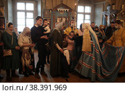 Митрополит Ювеналий благословляет ребёнка в Успенском храме Новодевичьего монастыря (2021 год). Редакционное фото, фотограф Дмитрий Неумоин / Фотобанк Лори