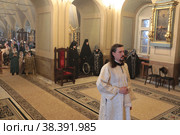 Митрополит Ювеналий рукоположил диакона Александра Тарабрина во пресвитера (2021 год). Редакционное фото, фотограф Дмитрий Неумоин / Фотобанк Лори