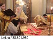 Митрополит Ювеналий рукоположил диакона Александра Тарабрина во пресвитера (2021 год). Редакционное фото, фотограф Дмитрий Неумоин / Фотобанк Лори