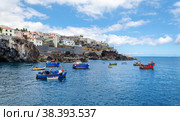 Fishing boats in the Bay of Camara de Lobos (2012 год). Редакционное фото, фотограф Михаил Аккуратoв / Фотобанк Лори