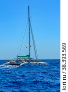 A pleasure catamaran with passengers set sail from Funchal Bay (2012 год). Редакционное фото, фотограф Михаил Аккуратoв / Фотобанк Лори
