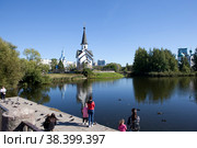 Церковь Святого Георгия-Победоносца (Георгиевская), церковь Рождества Христова и Среднерогатский пруд. Пулковский парк. Санкт-Петербург (2022 год). Редакционное фото, фотограф Сергей Афанасьев / Фотобанк Лори