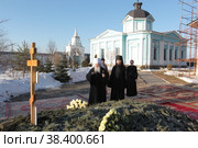 Панихида на месте захоронения епископа Можайского Григория (Чиркова), митрополит Ювеналий и игумен Пётр (Дмитриев) (2018 год). Редакционное фото, фотограф Дмитрий Неумоин / Фотобанк Лори