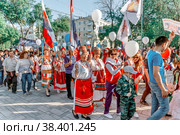 Russia, Samara, July 2017: multinational demonstration dedicated to the Day of Russia on June 12 on the embankment of the Volga on a sunny day. The text in Russian: Friendship of Peoples Russia is strong. Редакционное фото, фотограф Акиньшин Владимир / Фотобанк Лори