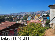 The view on the hill with vintage houses in Valparaiso, Pacific coast, Chile (2019 год). Стоковое фото, фотограф Сергей Стрелков / Фотобанк Лори