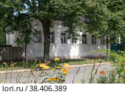 Город Алексин, Тульская область, улица Советская, 25. Историческая застройка в Старом городе. Одноэтажный белый кирпичный дом утонул в зелени (2022 год). Стоковое фото, фотограф Наталья Николаева / Фотобанк Лори