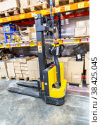 Warehouse forklift in the retail discounter (2021 год). Редакционное фото, фотограф FotograFF / Фотобанк Лори