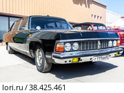 GAZ-14 "Chayka" vintage car (2022 год). Редакционное фото, фотограф FotograFF / Фотобанк Лори