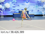 Girl competes in rhythmic gymnastics. Стоковое фото, фотограф Владимир Галкин / Фотобанк Лори