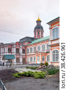 Санкт-Петербург. Свято-Троицкая Александро-Невская лавра. Духовской корпус на фоне Благовещенской церкви (2014 год). Редакционное фото, фотограф Зобков Юрий / Фотобанк Лори