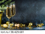 С Новым 2023 годом. Фон для рождественских и новогодних праздников с пространством для копирования. Два бокала шампанского с блестящими огнями на темном фоне. Стоковое фото, фотограф Photojuli / Фотобанк Лори