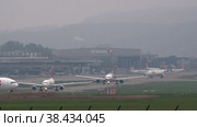 Airplanes of Swiss airlines taxiing (2022 год). Редакционное видео, видеограф Данил Руденко / Фотобанк Лори