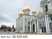 Город Тула, Россия. Свято-Успенский собор - православный собор в Тульском Кремле. Дневное голубое небо и теплый мягкий солнечный свет. Религия. Путешествия по России. (2020 год). Стоковое фото, фотограф Photojuli / Фотобанк Лори