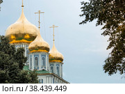 Город Тула, Россия. Свято-Успенский собор - православный собор в Тульском Кремле. Дневное голубое небо и теплый мягкий солнечный свет. Религия. Путешествия по России. (2020 год). Стоковое фото, фотограф Photojuli / Фотобанк Лори