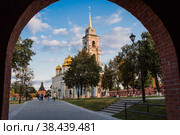 Город Тула, Россия, сентябрь 2020 года. Свято-Успенский собор - православный кафедральный собор в Тульском Кремле. Вечернее небо и красивый теплый нежный свет. Путешествие по России. Редакционное фото, фотограф Photojuli / Фотобанк Лори