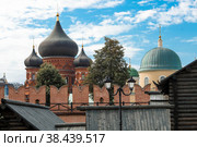 Тула - солнечный осенний город. Путешествие в Россию. Религия. Храмы и церкви города. Преображенская церковь Успенского монастыря. Успенский кафедральный собор. Россия. (2020 год). Стоковое фото, фотограф Photojuli / Фотобанк Лори