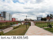 Достопримечательности города Тулы в осенний день. Отремонтированная современная набережная реки Упа в центре города Тула. Путешествуйте по России. Город Тула. Россия (2020 год). Редакционное фото, фотограф Photojuli / Фотобанк Лори