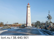Старый деревянный маяк на пирсе январским днем. Средняя гавань, Кронштадт (2022 год). Редакционное фото, фотограф Виктор Карасев / Фотобанк Лори