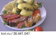 Chinook fish (Latin. Oncorhynchus tschawytscha) or cold-smoked royal salmon. Стоковое видео, видеограф Владимир Галкин / Фотобанк Лори