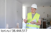 Portrait of teenage boy wearing yellow vest and hardhat holding bunch of earned money for part-time work in construction site. Стоковое видео, видеограф Яков Филимонов / Фотобанк Лори