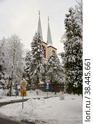Church of sv. Joseph the Beloved with two towers (1899), Swieradow Zdroj resort in winter, northern slope of the Jizera Mountains, Poland (2018 год). Стоковое фото, фотограф Алексей Антипов / Фотобанк Лори