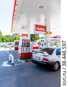 Teboil gas station in sunny day (2022 год). Редакционное фото, фотограф FotograFF / Фотобанк Лори