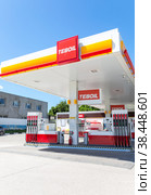 Teboil gas station in sunny day (2022 год). Редакционное фото, фотограф FotograFF / Фотобанк Лори
