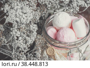 белые и розовые маршмеллоу и зефир с лежат в стеклянной банке. Крупный план. Стоковое фото, фотограф Оксана Медведева / Фотобанк Лори