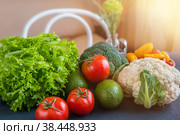 Овощная смесь из цветной капусты и брокколи, чеснока, зеленого лука, помидоров и зеленого салата латук на деревянном фоне в деревенском стиле. Стоковое фото, фотограф Оксана Медведева / Фотобанк Лори