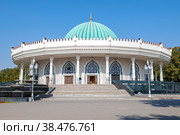 Дание музея Амира Тимура (Музей Тимуридов) солнечным сентябрьским дне. Ташкент, Узбекистан (2022 год). Редакционное фото, фотограф Виктор Карасев / Фотобанк Лори