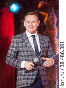 Степан Меньщиков, российский шоумен на сцене ресторана (2020 год). Редакционное фото, фотограф Малышев Андрей / Фотобанк Лори