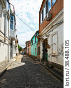Улица старого города. Город Евпатория (2022 год). Редакционное фото, фотограф Макаров Алексей / Фотобанк Лори
