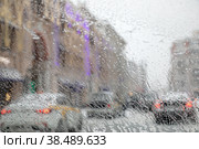 Москва. Вид на январскую непогоду в центре города через мокрое стекло автомобиля. Разноцветные огни: зеленые, красные, желтые фиолетовые (2021 год). Стоковое фото, фотограф Наталья Николаева / Фотобанк Лори