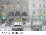 Москва. Вид на январскую непогоду в городе через мокрое стекло автомобиля. Два зеленых огня светофора (2021 год). Стоковое фото, фотограф Наталья Николаева / Фотобанк Лори