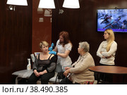 Доктор центра Бубновского в Балашихе разминает женщине воротниковую зону (2022 год). Редакционное фото, фотограф Дмитрий Неумоин / Фотобанк Лори