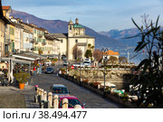 Cannobio waterfront along Lago Maggiore with boats in harbour on winter day (2022 год). Редакционное фото, фотограф Яков Филимонов / Фотобанк Лори