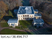 Вид сверху на старинный дворец герцогов Лейхтенбергских октябрьским утром. Усадьба Сергиевка, Петергоф (2022 год). Редакционное фото, фотограф Виктор Карасев / Фотобанк Лори