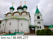 Вид на Вознесенский Печерский монастырь в дождливый осенний день. Наклоненная колокольня Вознесенского собора. Нижний Новгород, Россия (2019 год). Стоковое фото, фотограф Pukhov K / Фотобанк Лори