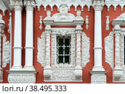 Окна Рождественской (Строгонской) церкви собора Пресвятой Богородицы украшены резьбой по камню. Нижний Новгород, Россия (2019 год). Стоковое фото, фотограф Pukhov K / Фотобанк Лори