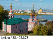 Вид сверху на Рождественскую (Строгоновскую) церковь собора Пресвятой Богородицы, украшенную резьбой по камню. Церковь возводилась на средства купца Г. Строганова, была домовой церковью в городской усадьбе. Нижний Новгород, Россия (2019 год). Стоковое фото, фотограф Pukhov K / Фотобанк Лори