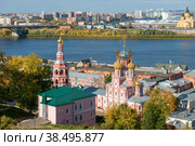 Вид сверху на Рождественскую (Строгоновскую) церковь собора Пресвятой Богородицы, украшенную резьбой по камню. Церковь возводилась на средства купца Г. Строганова, была домовой церковью в городской усадьбе. Нижний Новгород, Россия (2019 год). Стоковое фото, фотограф Pukhov K / Фотобанк Лори