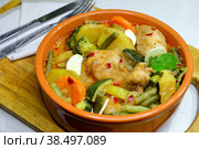 Рагу из куриного мяса с овощами в керамической тарелке. Стоковое фото, фотограф Екатерина Сойнова / Фотобанк Лори