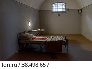 Застеленная кровать в одиночной камере. Тюрьма Трубецкого бастиона в Петропавловской крепости. Государственный музей истории Санкт-Петербурга (2022 год). Редакционное фото, фотограф Румянцева Наталия / Фотобанк Лори