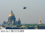 Россия. Санкт-Петербург. Авиационные туристические полеты. Вертолет летит над городом. Russia. Saint-Petersburg. Aviation tourist flights. The helicopter is flying over the city. (2014 год). Редакционное фото, фотограф Алексей Смышляев / Фотобанк Лори