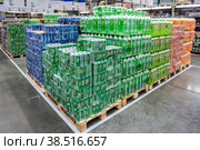 Bottled and canned nonalcohol Pepsi Cola and 7up beverages (2022 год). Редакционное фото, фотограф FotograFF / Фотобанк Лори