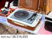 Vintage soviet turntable record player (2018 год). Редакционное фото, фотограф FotograFF / Фотобанк Лори